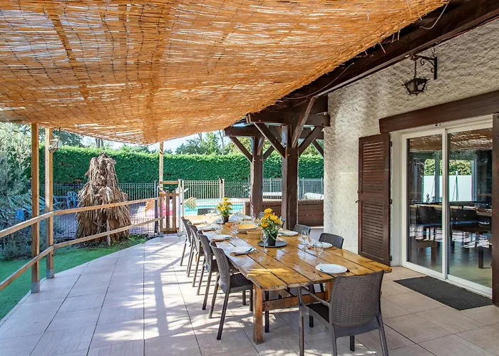 Hébergement de vacances La Maison Du Bonheur Arés 30 Personnes Avec Piscines Chauffées *